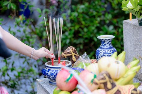 鬼月可以算命嗎|鬼月應做祭祖？命理師：農曆七月祭祖增好運，人生路。